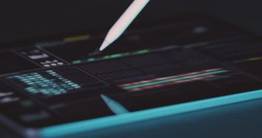 Bilim adamı, DNA sarmal arayüzünü ekranda çeşitli bilgi ve istatistiklerle incelemek için tablet stiksel kullanır