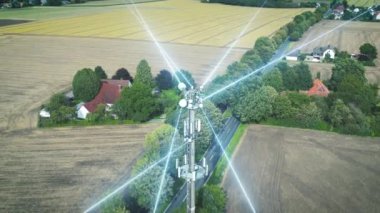 İletişim kulesi kırsal bölgedeki erişim noktalarına bireysel veri ağları ve 5G, 6G bağlantıları gönderir