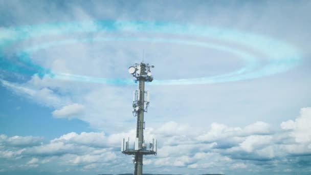 Πύργος Επικοινωνίας Μετάδοσης Διαφορετικές Κεραίες Μπροστά Από Συννεφιασμένο Μπλε Ουρανό — Αρχείο Βίντεο