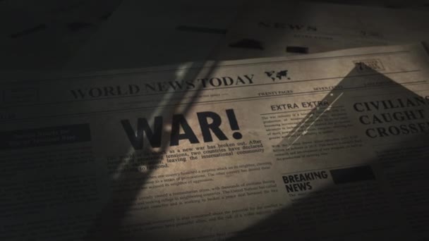 ニュースルームのアーカイブで古いヴィンテージの日刊紙の新聞記事の劇的な公開の戦争の見出し — ストック動画
