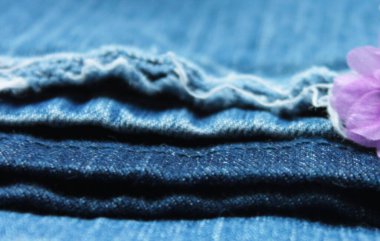 Denim. Denim kot kumaşı. Kot pantolon arka planı. Denim kot kumaşı veya kot pantolon arka planı.