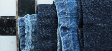 Denim. Denim kot kumaşı. Kot pantolon arka planı. Denim kot kumaşı veya kot pantolon arka planı.