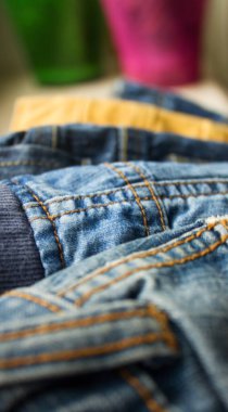 Denim. Denim kot kumaşı. Kot pantolon arka planı. Denim kot kumaşı veya kot pantolon arka planı.