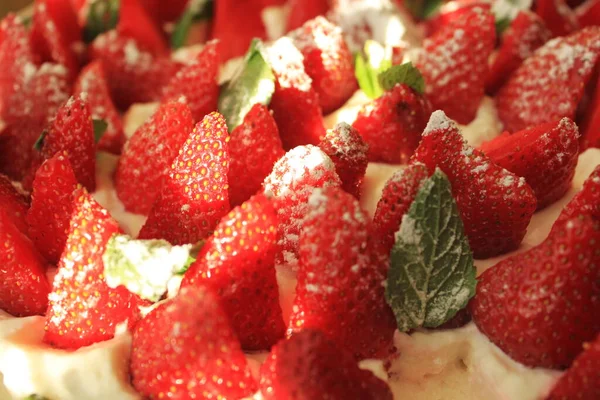 Slices Strawberries Cake Whipped Cream Pieces Ripe Strawberry Cut Crane — Stock Photo, Image