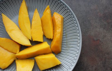 Mango meyvesi yakın plan. Sulu sarı mango rende yakın plan kesilmiş.