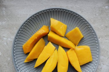 Mango meyvesi yakın plan. Sulu sarı mango rende yakın plan kesilmiş.