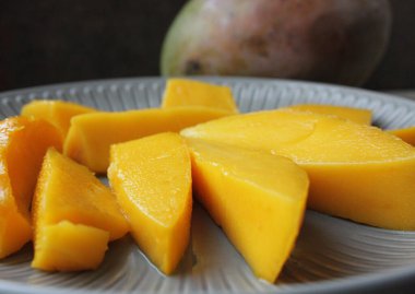 Mango meyvesi yakın plan. Sulu sarı mango rende yakın plan kesilmiş.
