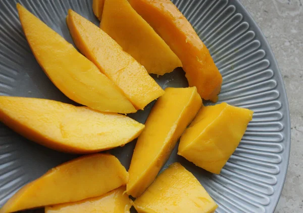 Fruta Mango Cerca Jugoso Mango Amarillo Cortado Pedazos Cerca Rallador —  Fotos de Stock
