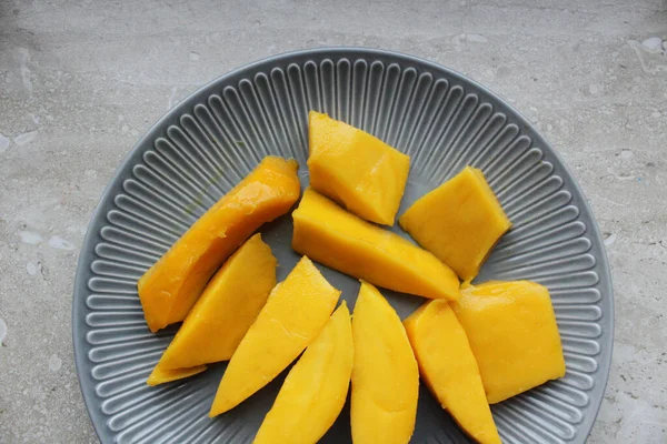 Mangofrüchte Aus Nächster Nähe Saftige Gelbe Mango Stücke Geschnitten Nahaufnahme — Stockfoto