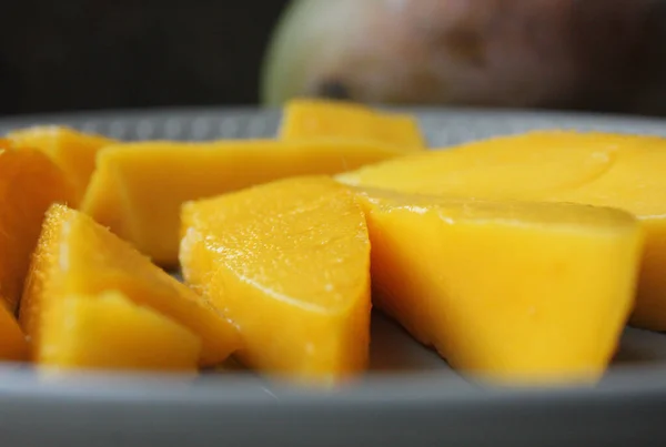 Zbliżenie Owoców Mango Soczyste Żółte Mango Pokrojone Kawałki Zbliżenie Tarce — Zdjęcie stockowe