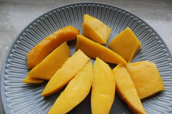 Fruta Mango Cerca Jugoso Mango Amarillo Cortado Pedazos Cerca Rallador — Foto de Stock