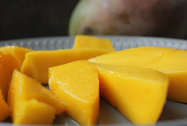 Zbliżenie Owoców Mango Soczyste Żółte Mango Pokrojone Kawałki Zbliżenie Tarce — Zdjęcie stockowe