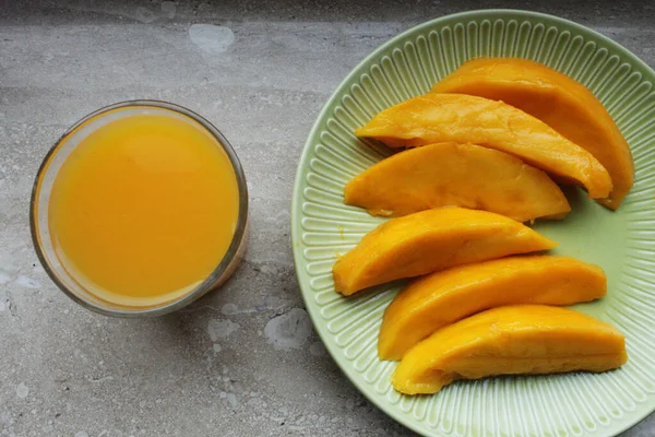 Zbliżenie Owoców Mango Soczyste Żółte Mango Pokrojone Kawałki Bliska Tarce — Zdjęcie stockowe