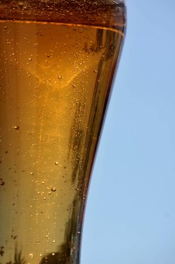 - Bira. Mavi gökyüzüne yakın bir bardak soğuk bira. Bardakta bira. Soğuk bardakta bira köpükleri