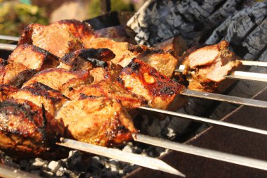 Barbekü. Şişte şiş kebap var. Şişin üzerindeki ateşte kızarmış et. Izgarada kızartılmış et.