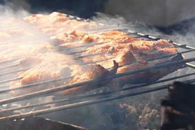 Barbekü. Şişte şiş kebap var. Şişin üzerindeki ateşte kızarmış et. Izgarada kızartılmış et.