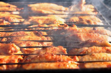 Barbekü. Şişte şiş kebap var. Şişin üzerindeki ateşte kızarmış et. Izgarada kızartılmış et.