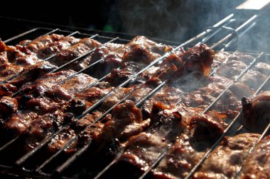 Barbekü. Şişte şiş kebap var. Şişin üzerindeki ateşte kızarmış et. Izgarada kızartılmış et.