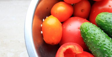 Sebze tabağı. Domates, salatalık ve biberden sebze seti. Bir kasede sebzeler. Biberli domates. Domates ve sebzelerin işlenmesi. sebzelerden yemek pişirme