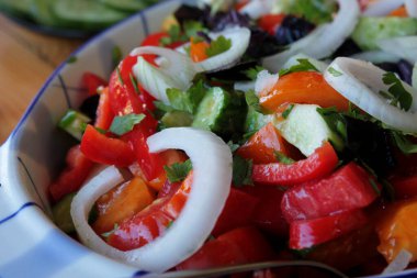 Taze sebze salatası. Yunan salatası. Bir tabakta domates, salatalık, biber, soğan ve peynir salatası