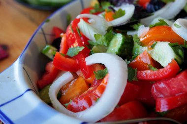 Taze sebze salatası. Yunan salatası. Bir tabakta domates, salatalık, biber, soğan ve peynir salatası