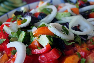 Taze sebze salatası. Yunan salatası. Bir tabakta domates, salatalık, biber, soğan ve peynir salatası