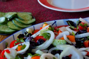 Taze sebze salatası. Yunan salatası. Bir tabakta domates, salatalık, biber, soğan ve peynir salatası