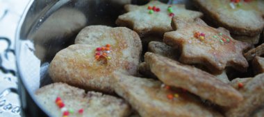 Boş yeri olan kurabiyeler. Kutlama figürlü kurabiyeler yakın plan. Kutuda Noel kurabiyeleri