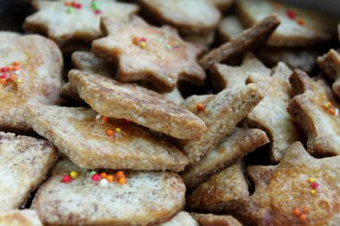 Boş yeri olan kurabiyeler. Kutlama figürlü kurabiyeler yakın plan. Kutuda Noel kurabiyeleri