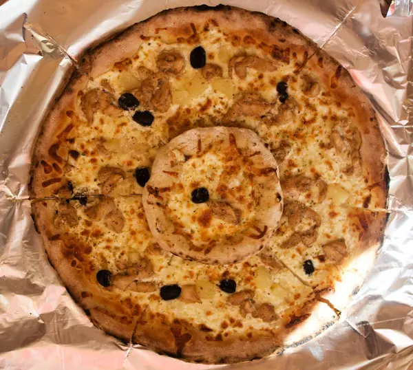 Pizza Com Azeitonas Papel Alumínio Uma Caixa Close Pizza Vista — Fotografia de Stock