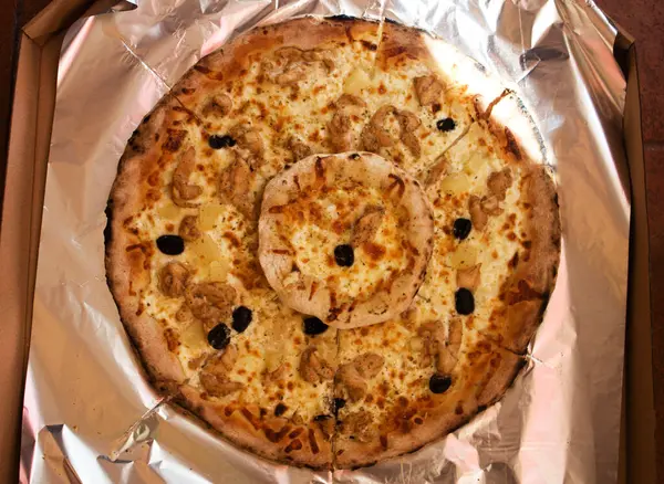 Pizza Oliwkami Foliach Zamkniętym Pudełku Widok Góry Pizzy Zbliżenie — Zdjęcie stockowe