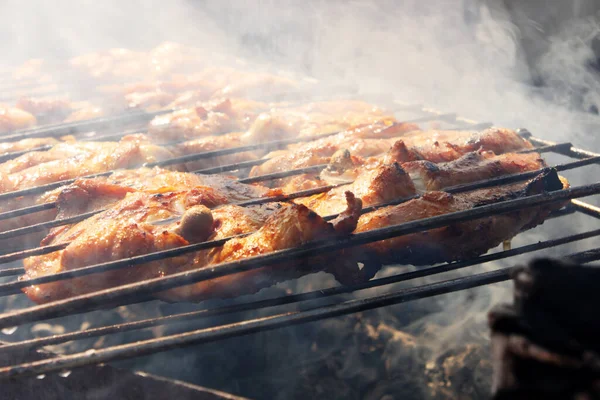 在斜杆上的什锦面包 烤肉在烤架上烤着 烤肉在烤架上燃烧 — 图库照片