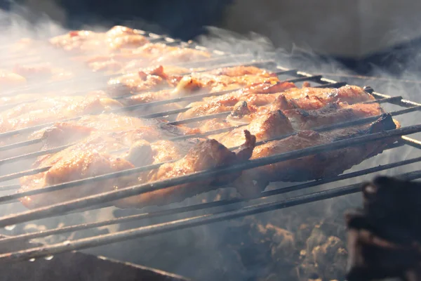 在斜杆上的什锦面包 烤肉在烤架上烤着 烤肉在烤架上燃烧 — 图库照片