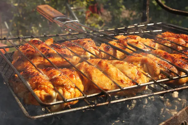 バーベキュー シシュケバブが 歪んでる スカイバーの火で肉を揚げる 火のグリルで揚げた肉 — ストック写真