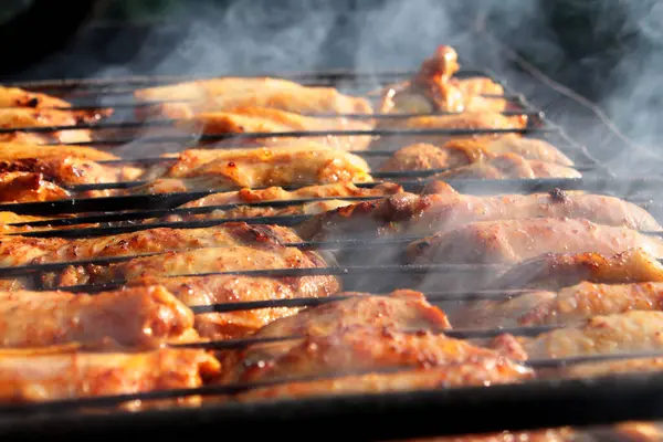 バーベキュー シシュケバブが 歪んでる スカイバーの火で肉を揚げる 火のグリルで揚げた肉 — ストック写真