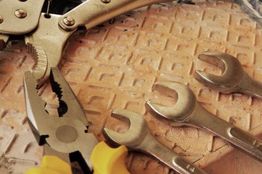 İngiliz anahtarı. Mühendislik. İnşaat teması. Bir çift İngiliz anahtarı. İnşaat aletleri seti. Konu inşaatı hakkında. İnşaat ve Mühendislik.