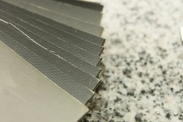 Linoleum Anordnung Eines Mehrfarbigen Marmor Linoleums Auf Einer Weißen Holzstruktur — Stockfoto