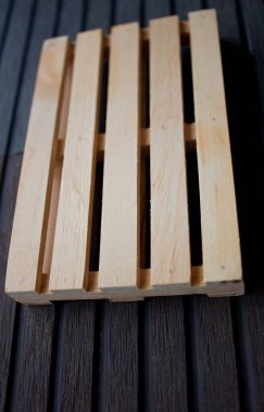 İzole edilmiş boş bir ahşap palet