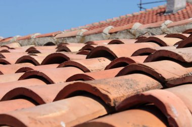 Kırmızı kiremit çatıyı kapatın.