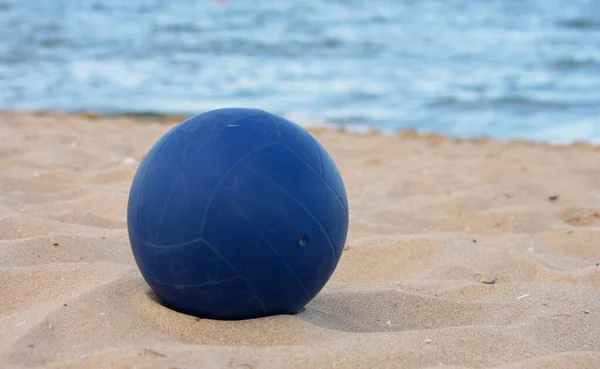 砂のビーチバレーやビーチフットボールをプレイするためのボール ロイヤリティフリーのストック画像