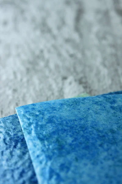 Linoleum Anordnung Eines Mehrfarbigen Marmor Linoleums Auf Einer Weißen Holzstruktur — Stockfoto
