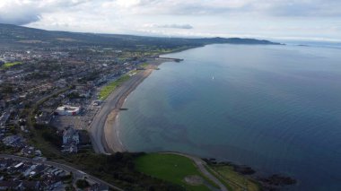 Bray plajı, Co. Wicklow, İrlanda, yukarıdan kumlu ve kayalık plajlı ve sakin bir okyanusla görüldü..