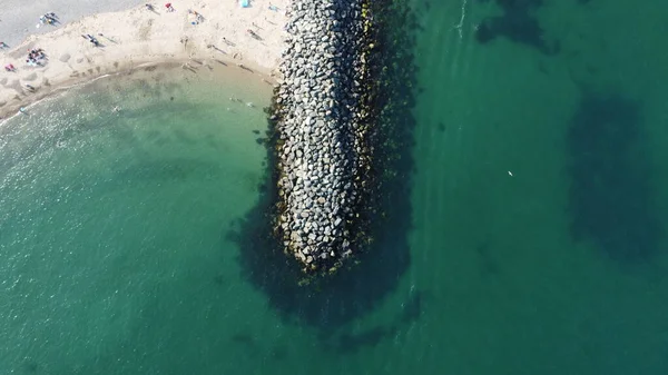 Güneşli bir yaz gününde İrlanda, Wicklow 'daki Bray Beach' te kaya bariyeri.