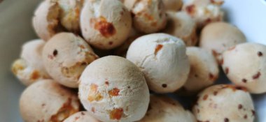 bulutlu bir günde kumlu bir sahil, okyanus ve bulutlar, Dublin, İrlanda