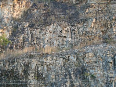 Brezilya, Minas Gerais 'in güneyinde patlayıcılarla kesilen bir uçurumun kayalık yüzeyi.