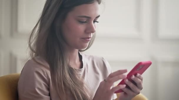 Bela Jovem Com Smartphone Casa Close Retrato Usuário Feminino Mídia — Vídeo de Stock