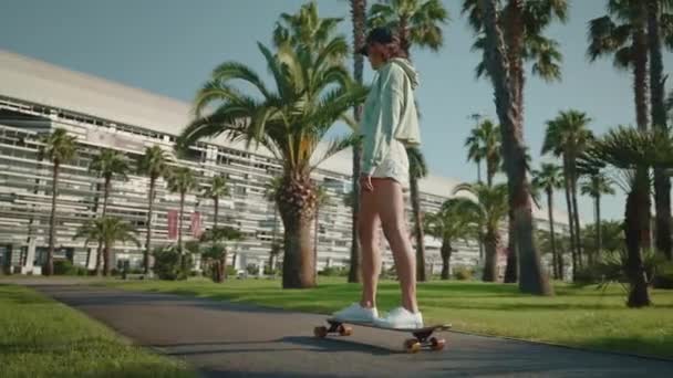 Filmagem Câmera Lenta Uma Menina Esportiva Shorts Capuz Desfrutando Skate — Vídeo de Stock