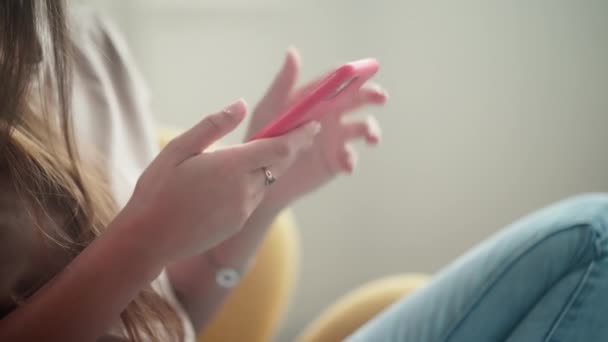 Zbliżenie Ujęcia Żeńskich Dłoni Powiększających Obraz Lub Zdjęcie Telefonie Komórkowym — Wideo stockowe