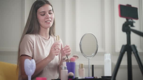 女性美容师在网上流淌 并对化妆基金会进行概述 化妆师建议使用优质化妆品及彩妆 — 图库视频影像