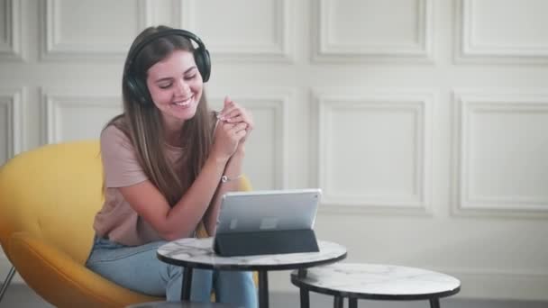 Όμορφη Έφηβη Κοπέλα Καλεί Μέσω Βίντεο Και Χαμογελώντας Χαρούμενα Ακούγοντας — Αρχείο Βίντεο